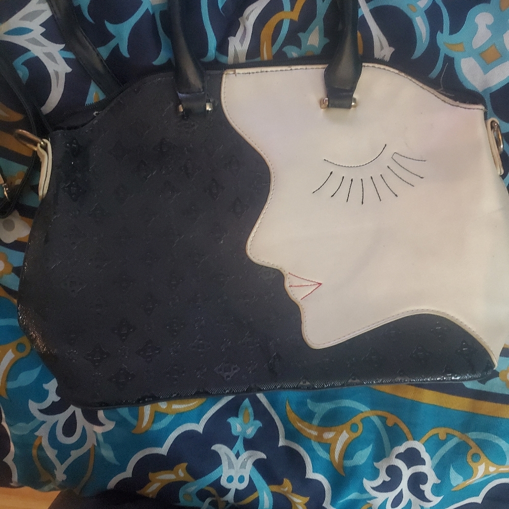 Used purses - Picture 2 of 4